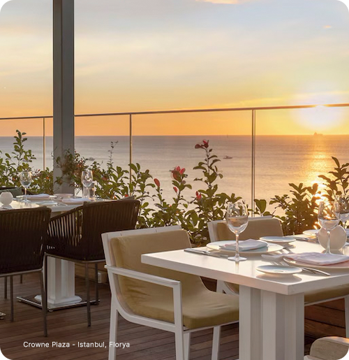 Vista del atardecer desde el hotel Crowne Plaza IHG en Estambul, Floria